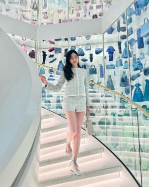 LingLing Sirilak Kwong Instagram - World of elegance @dior 🤍🩵🧡🩷
#dioraw25
