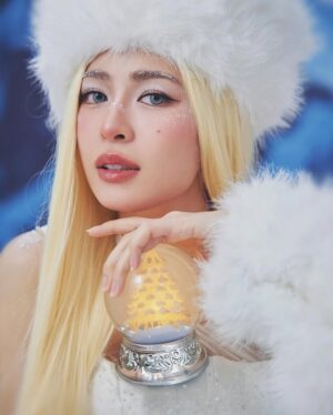 LingLing Sirilak Kwong Instagram - Merry Christmas 🎄🎁❄️⛄️

Photo @pongberryz 
Makeup @homeless_makeupb 
Hair @nuttyhair26 
Stylist @s.spritenarakza 
Assistant @noomniiiiiiiiiiiii 
Props @vvebps_