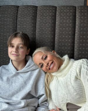 Linni Meister Instagram - Gratulerer med morsdagen til alle mammaer, bonusmammaer , mammaer i himmelen, og dyremammaer❤️ Denne dagen kan også føles trist for oss som har mistet mødrene våres, men takknemlig for å kunne feire denne dagen, takket være sønnen min❤️ Fikk også herlige og rørende brev sendt fra «bonusjentene» mine, som betyr ekstremt mye for meg💞 Koste oss med god middag ute, og hadde skikkelig kvalitetstid. Uansett hvor hardt livet er til tider, og alt man må gjennom på godt og vondt, så føler jeg meg sterkere enn noen gang🦁❤️‍🩹 Jeg blir minnet på hva meningen med livet er, når jeg ser i øynene på sønnen min. Jeg er sterk som en 🦁 og det er mest takket være alle livserfaringer, sønnen min, familie, alle fantastiske venner og følgere. Tusen hjertelig takk for all støtte og kjærlighet dere alltid har gitt, og gir meg🥹🙏🏽❤️ Betyr ekstremt mye! Hvis du stiller spørsmålstegn ved livet som: «WHY ME? Så svarer i hver fall jeg alltid tilbake; «TRY ME»💪🏽❤️
