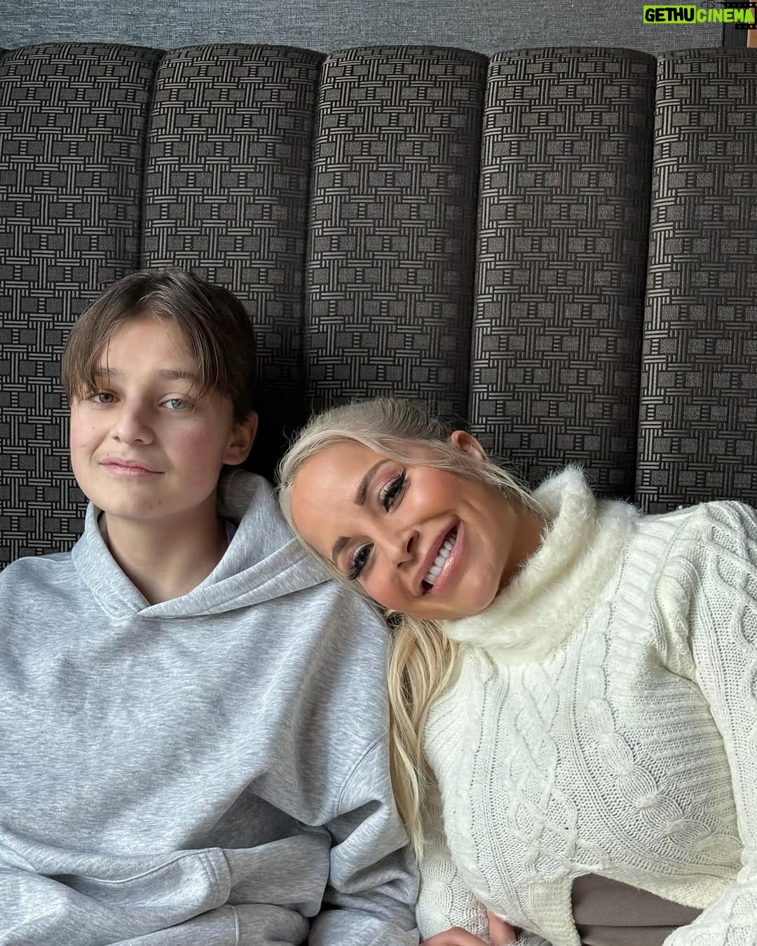 Linni Meister - 3.2K Likes - Gratulerer med morsdagen til alle mammaer, bonusmammaer , mammaer i himmelen, og dyremammaer❤️ Denne dagen kan også føles trist for oss som har mistet mødrene våres, men takknemlig for å kunne feire denne dagen, takket være sønnen min❤️ Fikk også herlige og rørende brev sendt fra «bonusjentene» mine, som betyr ekstremt mye for meg💞 Koste oss med god middag ute, og hadde skikkelig kvalitetstid. Uansett hvor hardt livet er til tider, og alt man må gjennom på godt og vondt, så føler jeg meg sterkere enn noen gang🦁❤️🩹 Jeg blir minnet på hva meningen med livet er, når jeg ser i øynene på sønnen min. Jeg er sterk som en 🦁 og det er mest takket være alle livserfaringer, sønnen min, familie, alle fantastiske venner og følgere. Tusen hjertelig takk for all støtte og kjærlighet dere alltid har gitt, og gir meg🥹🙏🏽❤️ Betyr ekstremt mye! Hvis du stiller spørsmålstegn ved livet som: «WHY ME? Så svarer i hver fall jeg alltid tilbake; «TRY ME»💪🏽❤️