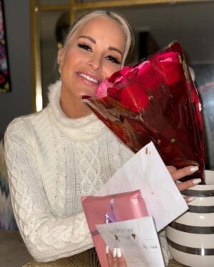 Linni Meister Instagram - Gratulerer med morsdagen til alle mammaer, bonusmammaer , mammaer i himmelen, og dyremammaer❤️ Denne dagen kan også føles trist for oss som har mistet mødrene våres, men takknemlig for å kunne feire denne dagen, takket være sønnen min❤️ Fikk også herlige og rørende brev sendt fra «bonusjentene» mine, som betyr ekstremt mye for meg💞 Koste oss med god middag ute, og hadde skikkelig kvalitetstid. Uansett hvor hardt livet er til tider, og alt man må gjennom på godt og vondt, så føler jeg meg sterkere enn noen gang🦁❤️‍🩹 Jeg blir minnet på hva meningen med livet er, når jeg ser i øynene på sønnen min. Jeg er sterk som en 🦁 og det er mest takket være alle livserfaringer, sønnen min, familie, alle fantastiske venner og følgere. Tusen hjertelig takk for all støtte og kjærlighet dere alltid har gitt, og gir meg🥹🙏🏽❤️ Betyr ekstremt mye! Hvis du stiller spørsmålstegn ved livet som: «WHY ME? Så svarer i hver fall jeg alltid tilbake; «TRY ME»💪🏽❤️