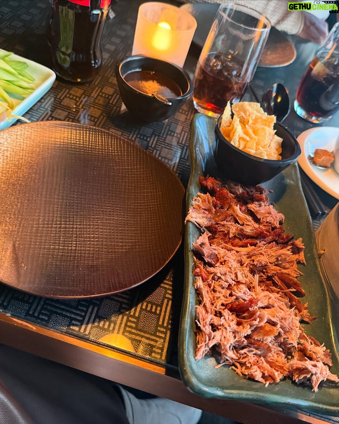 Linni Meister - 3.2K Likes - Gratulerer med morsdagen til alle mammaer, bonusmammaer , mammaer i himmelen, og dyremammaer❤️ Denne dagen kan også føles trist for oss som har mistet mødrene våres, men takknemlig for å kunne feire denne dagen, takket være sønnen min❤️ Fikk også herlige og rørende brev sendt fra «bonusjentene» mine, som betyr ekstremt mye for meg💞 Koste oss med god middag ute, og hadde skikkelig kvalitetstid. Uansett hvor hardt livet er til tider, og alt man må gjennom på godt og vondt, så føler jeg meg sterkere enn noen gang🦁❤️🩹 Jeg blir minnet på hva meningen med livet er, når jeg ser i øynene på sønnen min. Jeg er sterk som en 🦁 og det er mest takket være alle livserfaringer, sønnen min, familie, alle fantastiske venner og følgere. Tusen hjertelig takk for all støtte og kjærlighet dere alltid har gitt, og gir meg🥹🙏🏽❤️ Betyr ekstremt mye! Hvis du stiller spørsmålstegn ved livet som: «WHY ME? Så svarer i hver fall jeg alltid tilbake; «TRY ME»💪🏽❤️