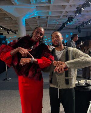 Lisa Leslie Instagram - Meeting your favorite players…Priceless❤️ Thanks to all my friends for showing MJ love and talking to him!  All-Star Weekend✨✨✨ @theofficialai3 @mrvincecarter15 #TheMatrix (Sean Marion) @damianlillard 🙏🏾🙏🏾🙏🏾🙏🏾
