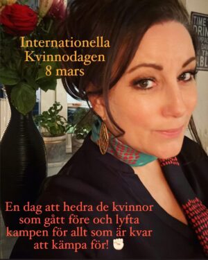 Lisa Nilsson Instagram - Jag köpte magnifika blommor till mig själv! 
Firar min överlevnad och alla sjukt härdiga bedrifter som ensamseglarkvinna idag. 

#internationellakvinnodagen #åttondemars