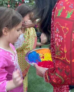 Lisa Ray Instagram - Mere Rangwale Ranis

I feel it’s so important to celebrate traditions rooted in India for Sufi and Soleil 🌞

Soleil’s Dhaka saree is a present from @nadiasamdani ❤️

#holi2025❤️🧡💛💚💙💜