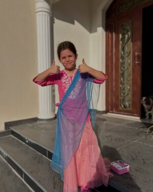 Lisa Ray Instagram - Mere Rangwale Ranis

I feel it’s so important to celebrate traditions rooted in India for Sufi and Soleil 🌞

Soleil’s Dhaka saree is a present from @nadiasamdani ❤️

#holi2025❤️🧡💛💚💙💜