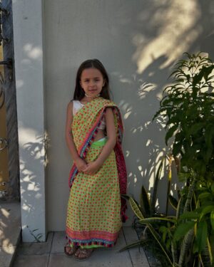 Lisa Ray Instagram - Mere Rangwale Ranis

I feel it’s so important to celebrate traditions rooted in India for Sufi and Soleil 🌞

Soleil’s Dhaka saree is a present from @nadiasamdani ❤️

#holi2025❤️🧡💛💚💙💜