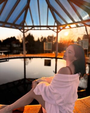 Lola Instagram - A héten 2 napot Szarvason a @liget_hotel -ben tölthettünk.✨ Imádtuk a kis vízparti villát, a reggel beszűrődő fényeket és az egész hotel energiáját. Nekünk teljes mértékben sikerült kiszakadnunk a hétköznapokból, régen éreztem ekkora nyugalmat. ☺️ A szálloda éttermében hihetetlen finom vacsorákat kaptunk, mindennek isteni íze volt. A nutellás cupcake pedig örökre a kedvencem marad. 😍 Köszönjük, hogy itt lehettünk! 🙏🏼 #szarvas #ligethotel #wellness #reklám
