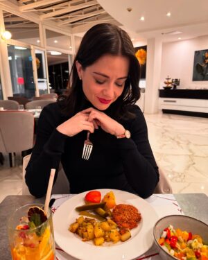 Lola Instagram - A héten 2 napot Szarvason a @liget_hotel -ben tölthettünk.✨ Imádtuk a kis vízparti villát, a reggel beszűrődő fényeket és az egész hotel energiáját. Nekünk teljes mértékben sikerült kiszakadnunk a hétköznapokból, régen éreztem ekkora nyugalmat. ☺️ A szálloda éttermében hihetetlen finom vacsorákat kaptunk, mindennek isteni íze volt. A nutellás cupcake pedig örökre a kedvencem marad. 😍 Köszönjük, hogy itt lehettünk! 🙏🏼 #szarvas #ligethotel #wellness #reklám