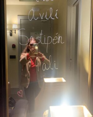 Lolita Instagram - @nhvalenciacolon millones de gracias , siempre me tratáis bien pero el detalle de tener a mi familia conmigo me ha emocionado gracias de corazón y el detalle del espejo con palabras en caló, de bienvenida .