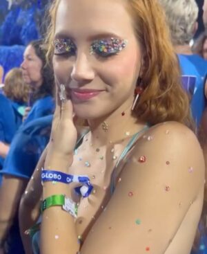 Lorena Comparato Instagram - #tbt de carnaVRAU pq já tô animada e contando as horas pro #carnaval desse ano 🎉🎊❤️‍🔥