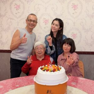 Lorene Ren Instagram - 外婆104歲生日快樂🎂

從外婆身上學習養成長壽基因～
☀️喜歡外出曬太陽
🥰保持開心對事情不過分擔心
🍱胃口好不挑食什麼都吃
一定還有什麼秘訣㊙️
下次多問問家人們再來分享😆

今天最有趣的環節
就是大家都喜歡問外婆”我是誰”
很像在認神奇寶貝的名字🤪
有的孫字輩名字要想一下
但外婆都記得超厲害的👍🏻
