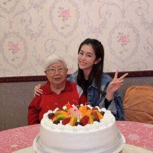 Lorene Ren Instagram - 外婆104歲生日快樂🎂

從外婆身上學習養成長壽基因～
☀️喜歡外出曬太陽
🥰保持開心對事情不過分擔心
🍱胃口好不挑食什麼都吃
一定還有什麼秘訣㊙️
下次多問問家人們再來分享😆

今天最有趣的環節
就是大家都喜歡問外婆”我是誰”
很像在認神奇寶貝的名字🤪
有的孫字輩名字要想一下
但外婆都記得超厲害的👍🏻