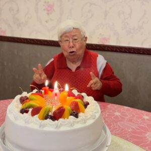Lorene Ren Instagram - 外婆104歲生日快樂🎂

從外婆身上學習養成長壽基因～
☀️喜歡外出曬太陽
🥰保持開心對事情不過分擔心
🍱胃口好不挑食什麼都吃
一定還有什麼秘訣㊙️
下次多問問家人們再來分享😆

今天最有趣的環節
就是大家都喜歡問外婆”我是誰”
很像在認神奇寶貝的名字🤪
有的孫字輩名字要想一下
但外婆都記得超厲害的👍🏻