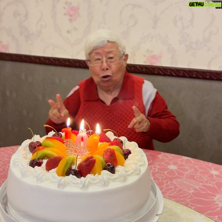 Lorene Ren - 12.3K Likes - 外婆104歲生日快樂🎂
從外婆身上學習養成長壽基因~
☀️喜歡外出曬太陽
🥰保持開心對事情不過分擔心
🍱胃口好不挑食什麼都吃
一定還有什麼秘訣㊙️
下次多問問家人們再來分享😆
今天最有趣的環節
就是大家都喜歡問外婆”我是誰”
很像在認神奇寶貝的名字🤪
有的孫字輩名字要想一下
但外婆都記得超厲害的👍🏻