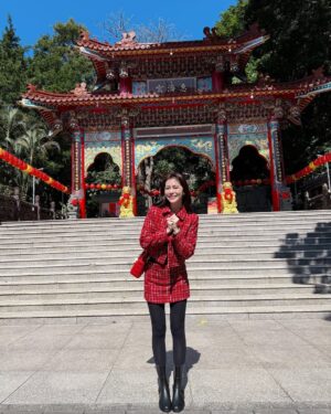 Lorene Ren Instagram - 元宵節快樂🏮

從除夕到農曆十五
珍惜著跟家人親戚朋友相聚的時刻
吃自家大廚們親手料理的美食
喝著讓人開心的飲料
玩著有趣又激烈的遊戲
趁好天氣四處走走曬太陽
真是豐富又幸福的農曆新年🧧

猜猜我今晚湯圓吃幾顆？