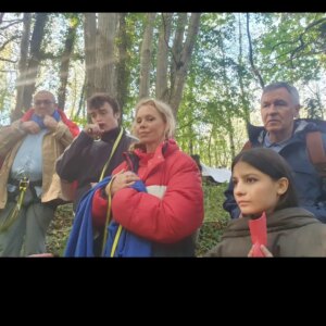 Lucie Lucas Instagram - Demain Lundi 24 Février sur TF1 à 21h10... on retrouve Clem et sa tribu pour une rando épique à travers des paysages bretons tous plus beaux les uns que les autres... pas besoin d'avoir vu les épisodes précédents pour regarder ces 2 épisodes drôles et émouvants... si tu veux te faire du bien demain soir ? c'est Clem qu'il faut regarder 🥰
✨️

@carolerichertofficiel @elina.solomon_officiel @solene_hebert_officiel @thomas_chomel @agustingaliana @jean.dell @gamelonlaurent @bernardyerles
Réalisation @loumagnan
@merlinproductions_  @mediawan.officiel @tf1