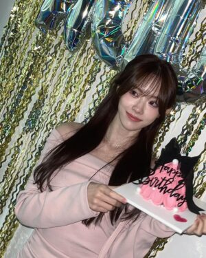 Luda Instagram - 🫧HAPPY LUDA DAY🤍
올해도 어김없이 축하해준 분들께 감사드려요( • ̫ •̥ )
생일마다 느끼는거지만 제 인생의 가장 큰 행복은 
우정들을 만난거에요 받은 사랑과 축하만큼 아니 그보다 더 
좋은 모습으로 보답할게요 ෆ.̮ෆ
축하해주셔서 감사합니다!