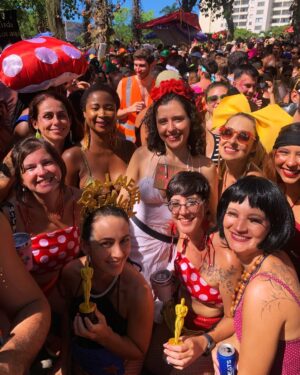 Luisa Clasen Instagram - Minha missão nesse carnaval foi registrar o evento histórico que foi OSCARNAVAL, com Brasil em evidência e nossa musa @oficialfernandatorres sendo inspiração pra todos nós. Levei a urna eletrônica no domingo, e todos os dias flagrei alguns looks, fantasias e estandartes temáticos. Se você achou algum amigo/a, marca aqui nos comentários!
Qual foi seu favorito?
#oscarnaval #aindaestouaqui #fernandatorres #fantasia #oscar #carnaval