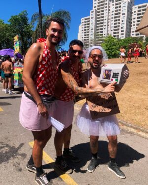 Luisa Clasen Instagram - Minha missão nesse carnaval foi registrar o evento histórico que foi OSCARNAVAL, com Brasil em evidência e nossa musa @oficialfernandatorres sendo inspiração pra todos nós. Levei a urna eletrônica no domingo, e todos os dias flagrei alguns looks, fantasias e estandartes temáticos. Se você achou algum amigo/a, marca aqui nos comentários!
Qual foi seu favorito?
#oscarnaval #aindaestouaqui #fernandatorres #fantasia #oscar #carnaval