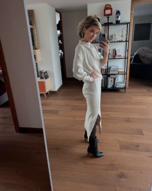 Lynn Van Royen Instagram - Alles verandert, seizoenen, kapsels, kleren, toetsenmapkes, nieuwe werkjes van zoonlief, de hoeveelheid wasmanden, maar het vloerke is constant. 😅👌🏼 toch dat! 
#myquickstep @quickstepfloors #cascada