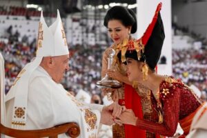 Lyodra Instagram - Hari ini saya seberuntung itu bisa ikut misa bersama salah satu tokoh dunia Bapa Suci Paus Franciscus dan lagi saya ada di altar bersama beliau sekaligus menerima berkatnya🥹 Beliau adalah sosok yang selalu membela orang orang yang tersakiti, yang selalu menyerukan perdamaian di seluruh dunia tanpa memandang suku bangsa dan agama. Sehat selalu Pope Francis, terimakasih sudah datang ke Indonesia, terimakasih sudah selalu mengajarkan cinta kasih dan perdamaian. Thank God for this opportunity. God is good all the time. I’m so blessed 😇❤️