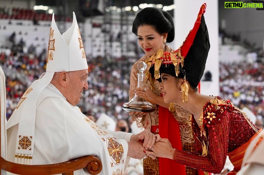 Lyodra - 1.1 Million Likes - Hari ini saya seberuntung itu bisa ikut misa bersama salah satu tokoh dunia Bapa Suci Paus Franciscus dan lagi saya ada di altar bersama beliau sekaligus menerima berkatnya🥹 Beliau adalah sosok yang selalu membela orang orang yang tersakiti, yang selalu menyerukan perdamaian di seluruh dunia tanpa memandang suku bangsa dan agama. Sehat selalu Pope Francis, terimakasih sudah datang ke Indonesia, terimakasih sudah selalu mengajarkan cinta kasih dan perdamaian. Thank God for this opportunity. God is good all the time. I’m so blessed 😇❤️