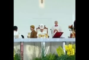 Lyodra Instagram - Hari ini saya seberuntung itu bisa ikut misa bersama salah satu tokoh dunia Bapa Suci Paus Franciscus dan lagi saya ada di altar bersama beliau sekaligus menerima berkatnya🥹 Beliau adalah sosok yang selalu membela orang orang yang tersakiti, yang selalu menyerukan perdamaian di seluruh dunia tanpa memandang suku bangsa dan agama. Sehat selalu Pope Francis, terimakasih sudah datang ke Indonesia, terimakasih sudah selalu mengajarkan cinta kasih dan perdamaian. Thank God for this opportunity. God is good all the time. I’m so blessed 😇❤️