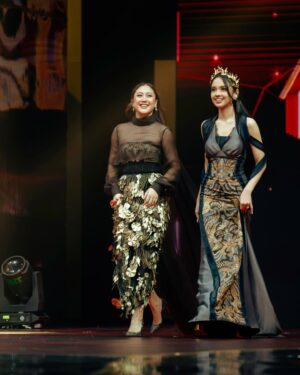 Lyodra Instagram - Angin sampaikan rindu.. apa yg kalian lakuin kalo rindu sm seseorang?

In @intanavantie.inav // @byansoe 
Headpiece @rinaldyyunardi 
Styled by @wanda_haraa