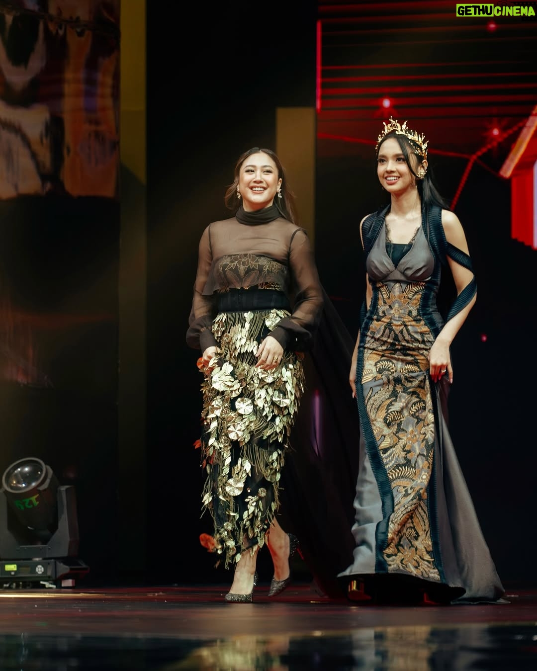 Lyodra - 241.7K Likes - Angin sampaikan rindu.. apa yg kalian lakuin kalo rindu sm seseorang?
In @intanavantie.inav // @byansoe
Headpiece @rinaldyyunardi
Styled by @wanda_haraa