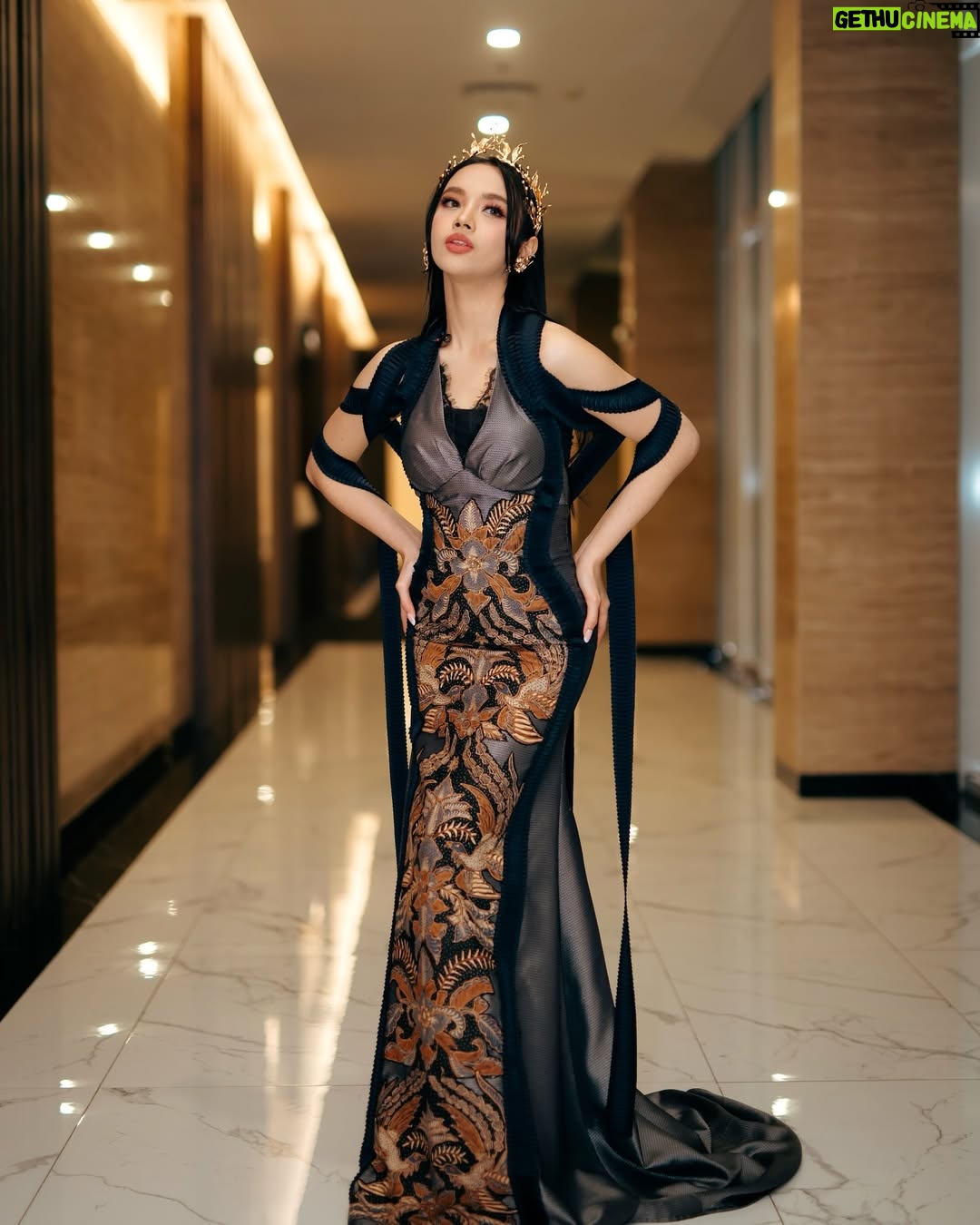 Lyodra - 241.7K Likes - Angin sampaikan rindu.. apa yg kalian lakuin kalo rindu sm seseorang?
In @intanavantie.inav // @byansoe
Headpiece @rinaldyyunardi
Styled by @wanda_haraa