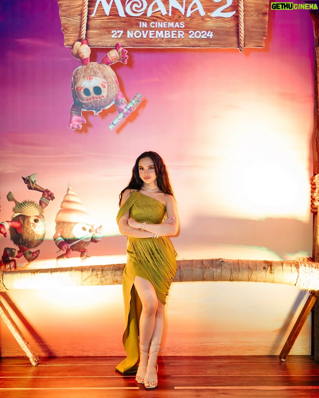 Lyodra - 240.3K Likes - Terima kasih @disneyindonesia yg mempercayakan aku jd pengisi soundtrack disney’s moana 2 “Jauh Di Sana”. Proses yg begitu cepat dan totalitas. Sebagai salah satu pencinta film disney dan penyuka lagu” disney, pernah dulu waktu masih anak” menuju remaja punya angan angan ngisi soundtrack disney, sekarang aku jd pengisi soundtrack Moana 2 “Jauh Di Sana”. Thank you Universal Music Indonesia, Thank you all yg suka lagu2 aku❤️
In @sebastiangunawanofficial
Styled @wanda_haraa