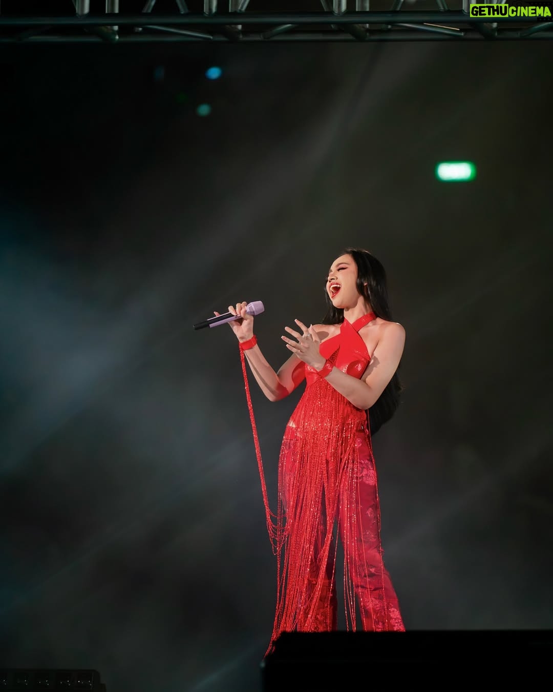 Lyodra - 251.4K Likes - SUPERDIVA KONSER. Terharu, bangga dan merasa terberkati menjadi salah satu bagian dalam konser besar ini. Buatku konser ini begitu istimewa karna satu panggung dgn nama besar 3 Diva yg ternyata disamping nama besar mereka punya karakter yg istimewa yg memberi kita kenyamanan. Aku sebagai penyanyi baru banyak belajar berbagai sisi dari mereka, love you mimi Kd, mama Uthe, mami Titi Dj. My girls titi, ziva, kita sudah melangkah sejauh ini semoga kita kebagian rezeki seperti senior kita. Menjelang konser, kita kurang sehat bahkan h-2 aku masih opname dbd tp akhirnya kita bisa memberikan yg terbaik. Terima kasih banyak Om Erwin om jay dan semua tim di belakang layar hingga konser ini berjalan dengan baik. Terima kasih yg sudah nonton dan menyukai karya karya kita ❤️