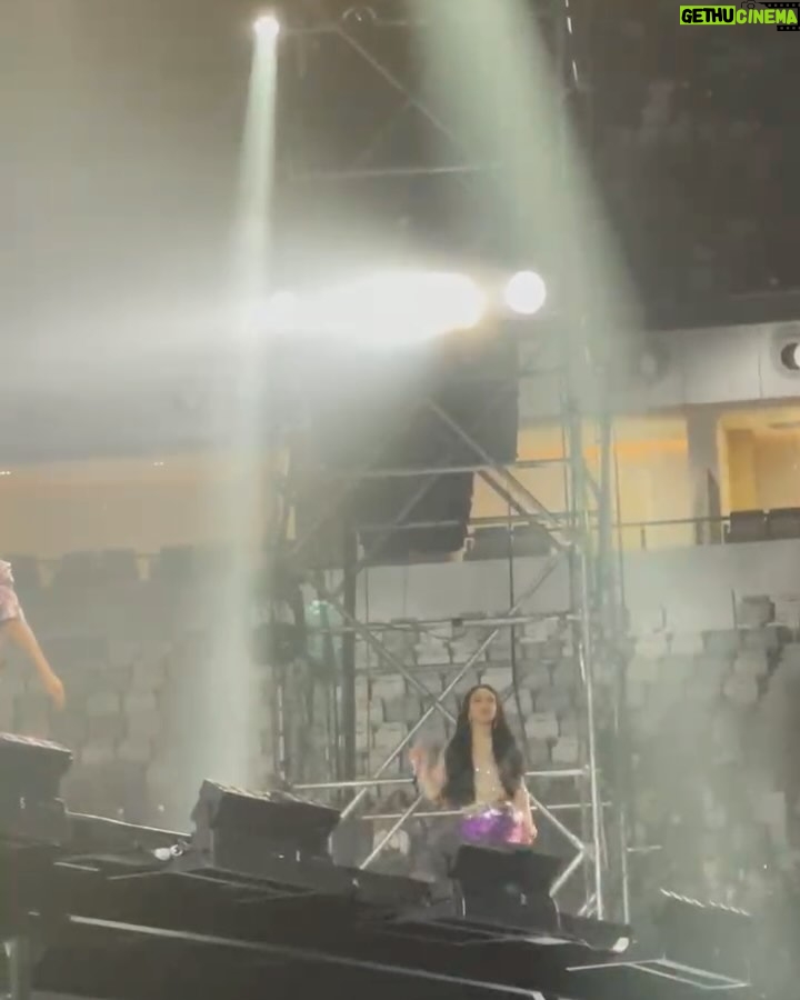 Lyodra - 251.4K Likes - SUPERDIVA KONSER. Terharu, bangga dan merasa terberkati menjadi salah satu bagian dalam konser besar ini. Buatku konser ini begitu istimewa karna satu panggung dgn nama besar 3 Diva yg ternyata disamping nama besar mereka punya karakter yg istimewa yg memberi kita kenyamanan. Aku sebagai penyanyi baru banyak belajar berbagai sisi dari mereka, love you mimi Kd, mama Uthe, mami Titi Dj. My girls titi, ziva, kita sudah melangkah sejauh ini semoga kita kebagian rezeki seperti senior kita. Menjelang konser, kita kurang sehat bahkan h-2 aku masih opname dbd tp akhirnya kita bisa memberikan yg terbaik. Terima kasih banyak Om Erwin om jay dan semua tim di belakang layar hingga konser ini berjalan dengan baik. Terima kasih yg sudah nonton dan menyukai karya karya kita ❤️