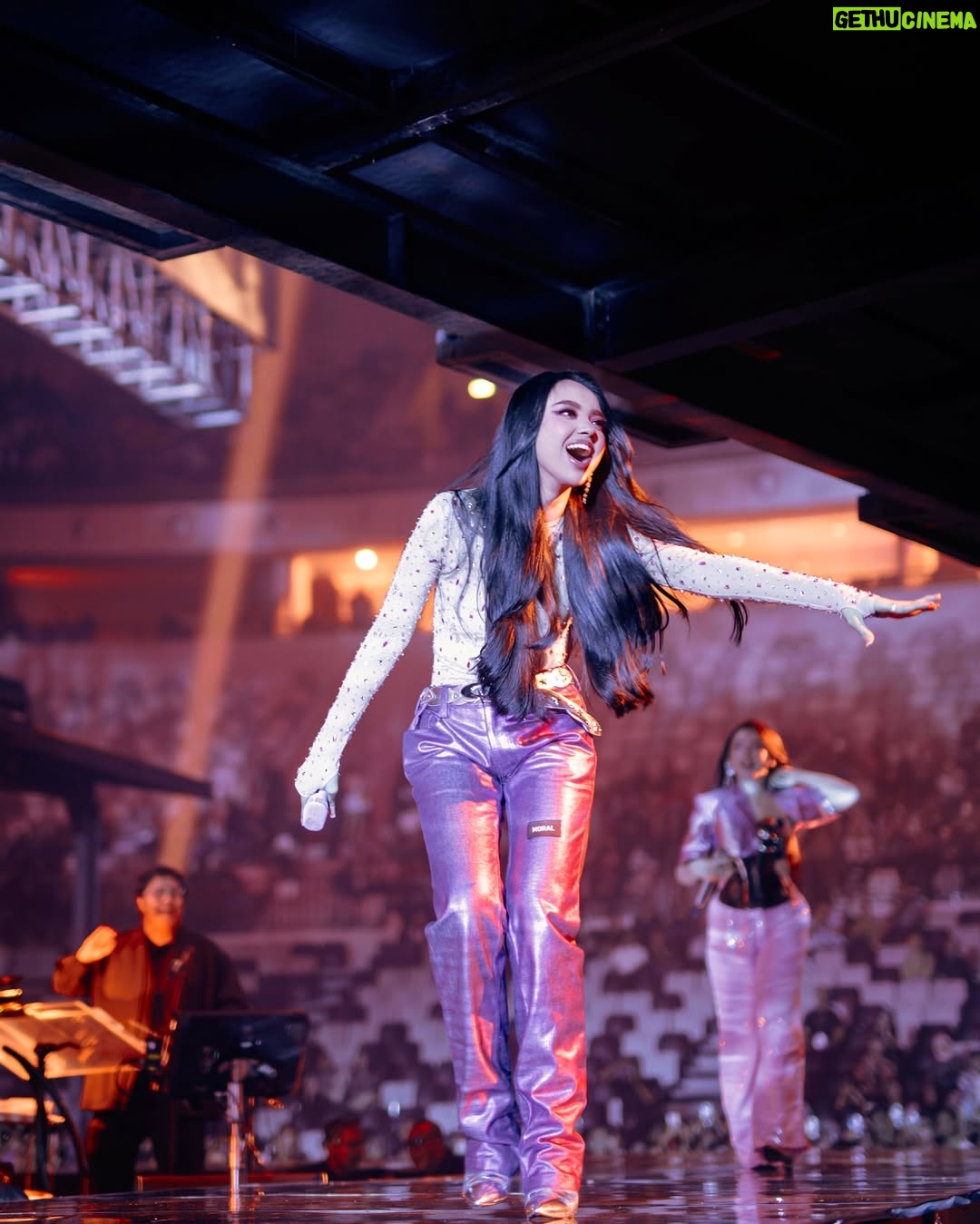 Lyodra - 251.4K Likes - SUPERDIVA KONSER. Terharu, bangga dan merasa terberkati menjadi salah satu bagian dalam konser besar ini. Buatku konser ini begitu istimewa karna satu panggung dgn nama besar 3 Diva yg ternyata disamping nama besar mereka punya karakter yg istimewa yg memberi kita kenyamanan. Aku sebagai penyanyi baru banyak belajar berbagai sisi dari mereka, love you mimi Kd, mama Uthe, mami Titi Dj. My girls titi, ziva, kita sudah melangkah sejauh ini semoga kita kebagian rezeki seperti senior kita. Menjelang konser, kita kurang sehat bahkan h-2 aku masih opname dbd tp akhirnya kita bisa memberikan yg terbaik. Terima kasih banyak Om Erwin om jay dan semua tim di belakang layar hingga konser ini berjalan dengan baik. Terima kasih yg sudah nonton dan menyukai karya karya kita ❤️