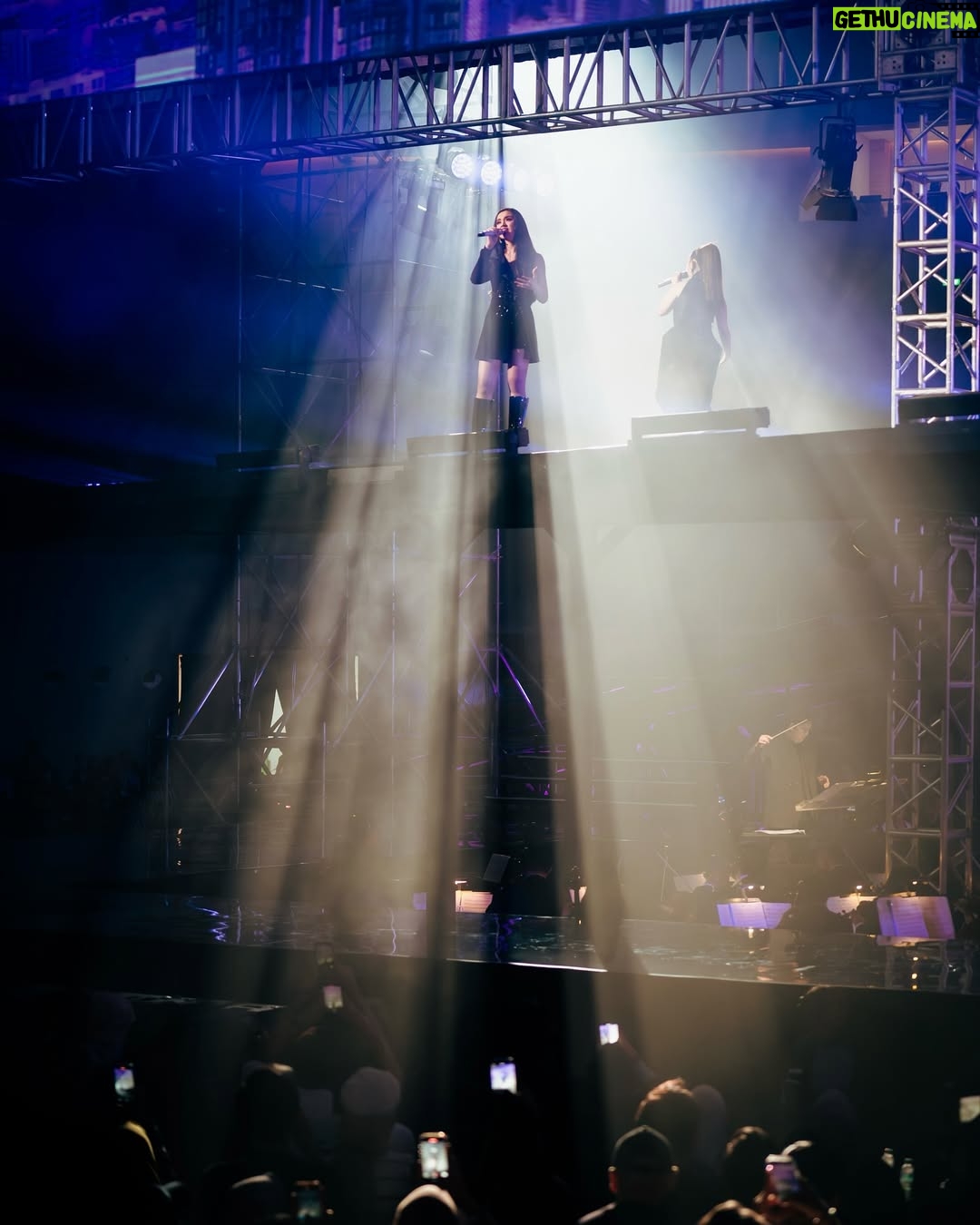 Lyodra - 251.4K Likes - SUPERDIVA KONSER. Terharu, bangga dan merasa terberkati menjadi salah satu bagian dalam konser besar ini. Buatku konser ini begitu istimewa karna satu panggung dgn nama besar 3 Diva yg ternyata disamping nama besar mereka punya karakter yg istimewa yg memberi kita kenyamanan. Aku sebagai penyanyi baru banyak belajar berbagai sisi dari mereka, love you mimi Kd, mama Uthe, mami Titi Dj. My girls titi, ziva, kita sudah melangkah sejauh ini semoga kita kebagian rezeki seperti senior kita. Menjelang konser, kita kurang sehat bahkan h-2 aku masih opname dbd tp akhirnya kita bisa memberikan yg terbaik. Terima kasih banyak Om Erwin om jay dan semua tim di belakang layar hingga konser ini berjalan dengan baik. Terima kasih yg sudah nonton dan menyukai karya karya kita ❤️