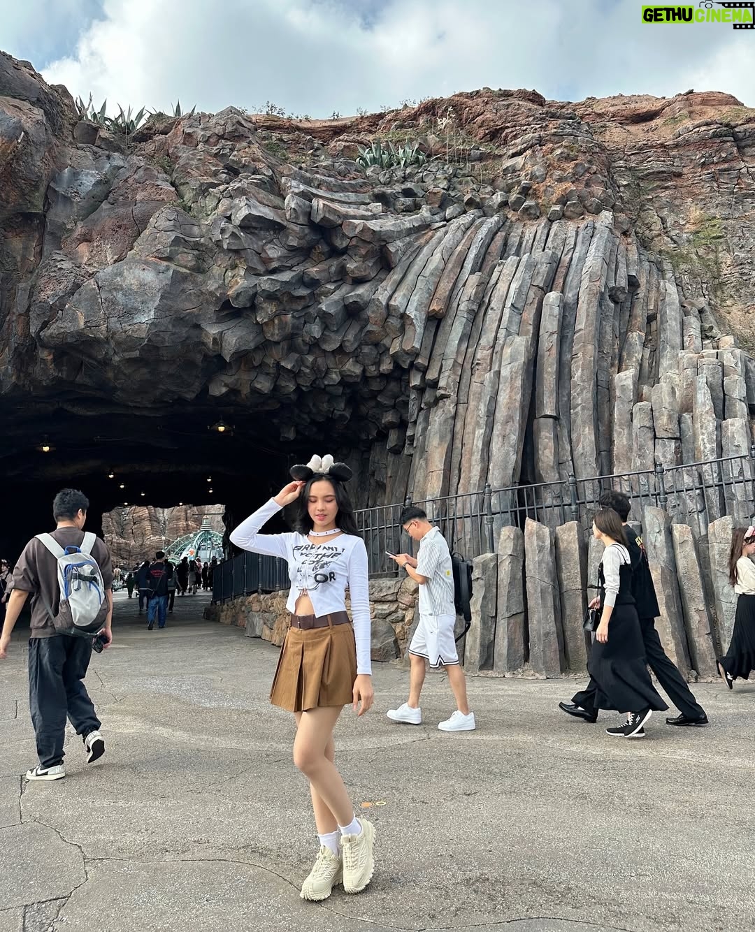 Lyodra - 354.8K Likes - Disney seaaaa 🐚🧜♀️🏰 ✨💛