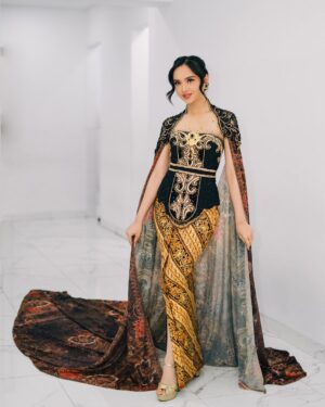 Lyodra Instagram - Angin sampaikan rindu.. apa yg kalian lakuin kalo rindu sm seseorang?

In @intanavantie.inav // @byansoe 
Headpiece @rinaldyyunardi 
Styled by @wanda_haraa