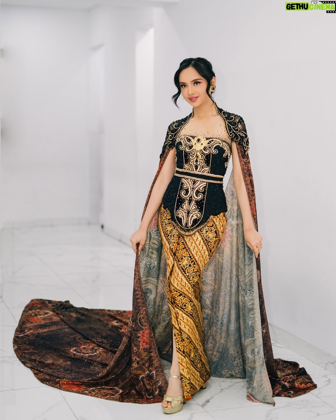 Lyodra - 241.7K Likes - Angin sampaikan rindu.. apa yg kalian lakuin kalo rindu sm seseorang?
In @intanavantie.inav // @byansoe
Headpiece @rinaldyyunardi
Styled by @wanda_haraa