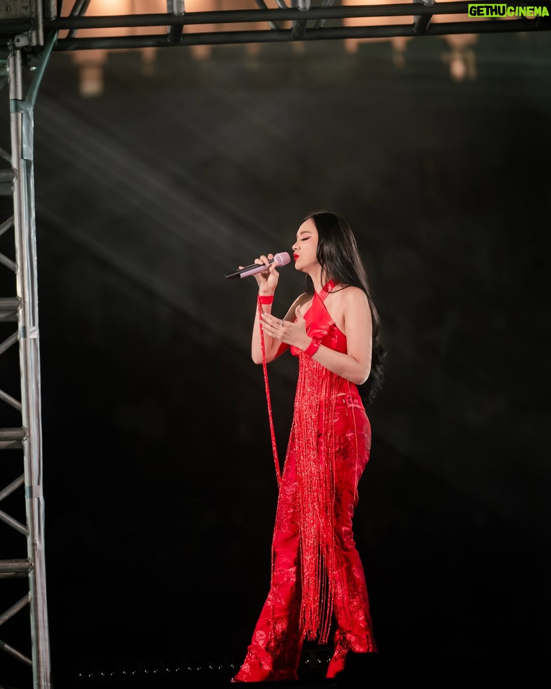 Lyodra - 251.4K Likes - SUPERDIVA KONSER. Terharu, bangga dan merasa terberkati menjadi salah satu bagian dalam konser besar ini. Buatku konser ini begitu istimewa karna satu panggung dgn nama besar 3 Diva yg ternyata disamping nama besar mereka punya karakter yg istimewa yg memberi kita kenyamanan. Aku sebagai penyanyi baru banyak belajar berbagai sisi dari mereka, love you mimi Kd, mama Uthe, mami Titi Dj. My girls titi, ziva, kita sudah melangkah sejauh ini semoga kita kebagian rezeki seperti senior kita. Menjelang konser, kita kurang sehat bahkan h-2 aku masih opname dbd tp akhirnya kita bisa memberikan yg terbaik. Terima kasih banyak Om Erwin om jay dan semua tim di belakang layar hingga konser ini berjalan dengan baik. Terima kasih yg sudah nonton dan menyukai karya karya kita ❤️