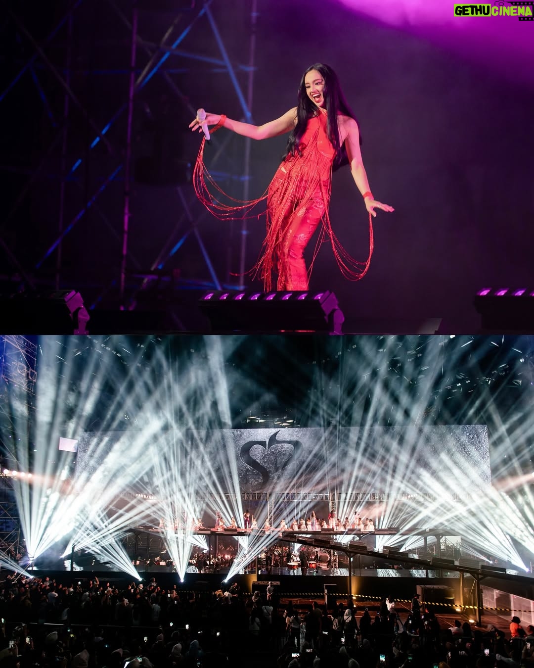 Lyodra - 251.4K Likes - SUPERDIVA KONSER. Terharu, bangga dan merasa terberkati menjadi salah satu bagian dalam konser besar ini. Buatku konser ini begitu istimewa karna satu panggung dgn nama besar 3 Diva yg ternyata disamping nama besar mereka punya karakter yg istimewa yg memberi kita kenyamanan. Aku sebagai penyanyi baru banyak belajar berbagai sisi dari mereka, love you mimi Kd, mama Uthe, mami Titi Dj. My girls titi, ziva, kita sudah melangkah sejauh ini semoga kita kebagian rezeki seperti senior kita. Menjelang konser, kita kurang sehat bahkan h-2 aku masih opname dbd tp akhirnya kita bisa memberikan yg terbaik. Terima kasih banyak Om Erwin om jay dan semua tim di belakang layar hingga konser ini berjalan dengan baik. Terima kasih yg sudah nonton dan menyukai karya karya kita ❤️