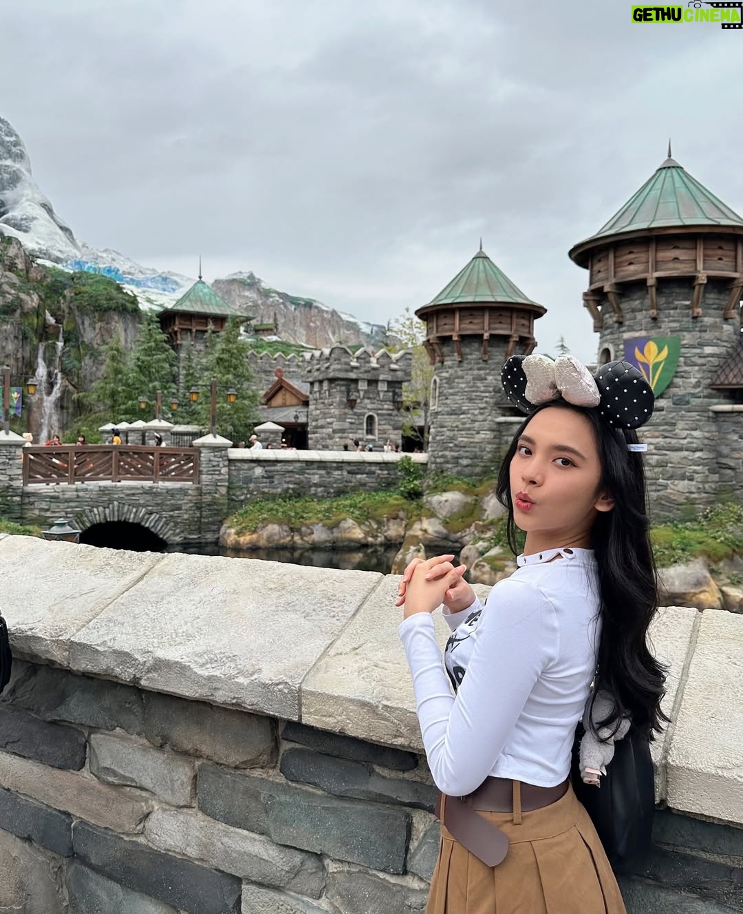 Lyodra - 354.8K Likes - Disney seaaaa 🐚🧜♀️🏰 ✨💛