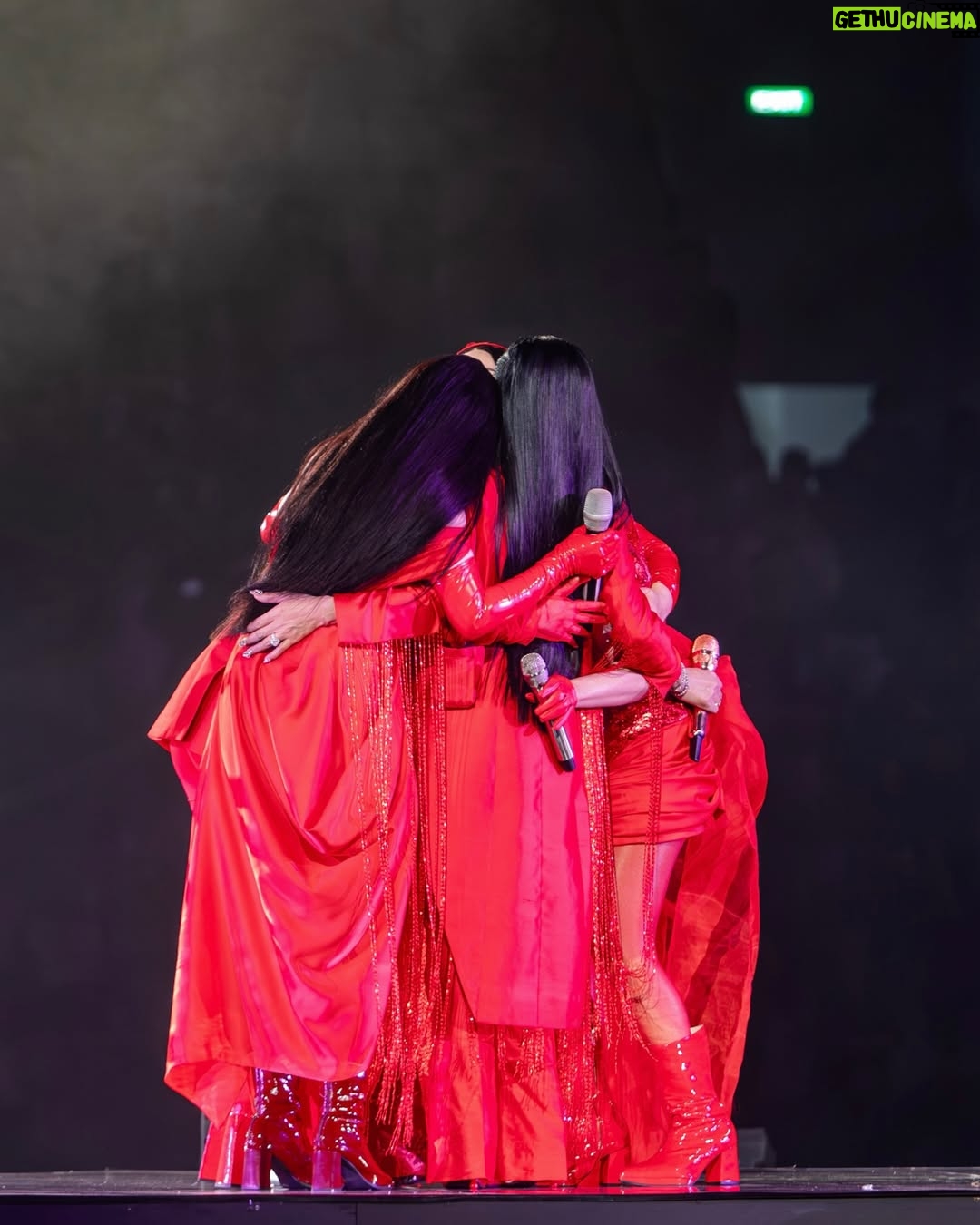 Lyodra - 251.4K Likes - SUPERDIVA KONSER. Terharu, bangga dan merasa terberkati menjadi salah satu bagian dalam konser besar ini. Buatku konser ini begitu istimewa karna satu panggung dgn nama besar 3 Diva yg ternyata disamping nama besar mereka punya karakter yg istimewa yg memberi kita kenyamanan. Aku sebagai penyanyi baru banyak belajar berbagai sisi dari mereka, love you mimi Kd, mama Uthe, mami Titi Dj. My girls titi, ziva, kita sudah melangkah sejauh ini semoga kita kebagian rezeki seperti senior kita. Menjelang konser, kita kurang sehat bahkan h-2 aku masih opname dbd tp akhirnya kita bisa memberikan yg terbaik. Terima kasih banyak Om Erwin om jay dan semua tim di belakang layar hingga konser ini berjalan dengan baik. Terima kasih yg sudah nonton dan menyukai karya karya kita ❤️