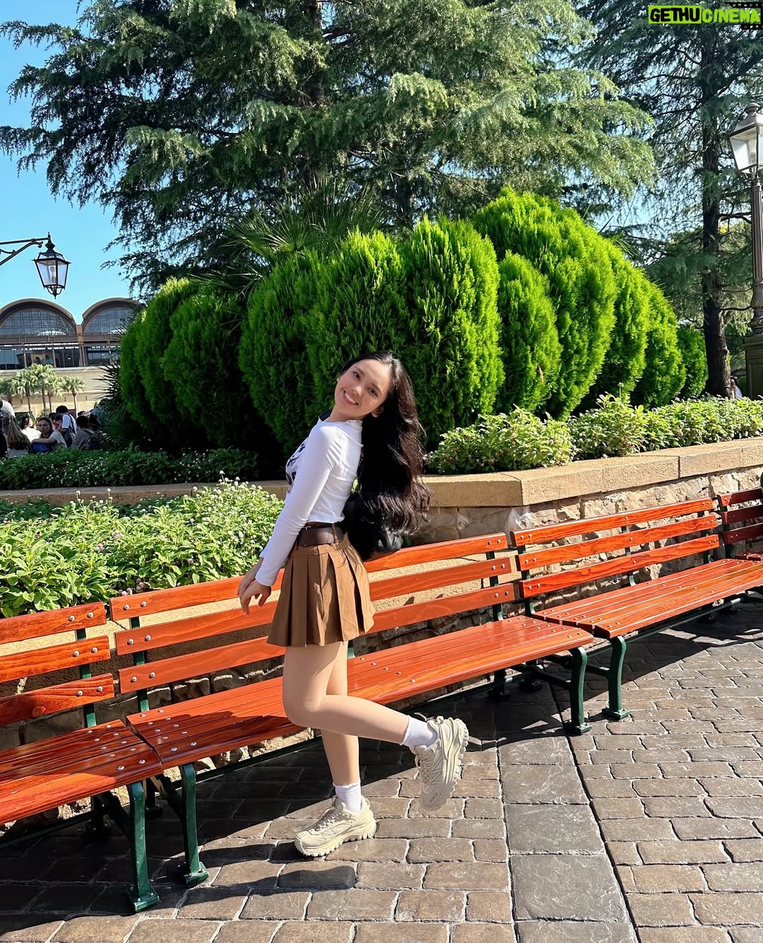 Lyodra - 354.8K Likes - Disney seaaaa 🐚🧜♀️🏰 ✨💛
