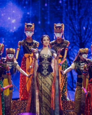 Lyodra Instagram - Angin sampaikan rindu.. apa yg kalian lakuin kalo rindu sm seseorang?

In @intanavantie.inav // @byansoe 
Headpiece @rinaldyyunardi 
Styled by @wanda_haraa