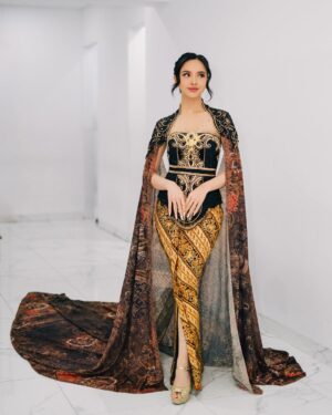 Lyodra Instagram - Angin sampaikan rindu.. apa yg kalian lakuin kalo rindu sm seseorang?

In @intanavantie.inav // @byansoe 
Headpiece @rinaldyyunardi 
Styled by @wanda_haraa