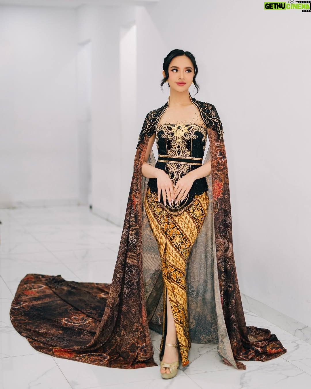 Lyodra - 241.7K Likes - Angin sampaikan rindu.. apa yg kalian lakuin kalo rindu sm seseorang?
In @intanavantie.inav // @byansoe
Headpiece @rinaldyyunardi
Styled by @wanda_haraa