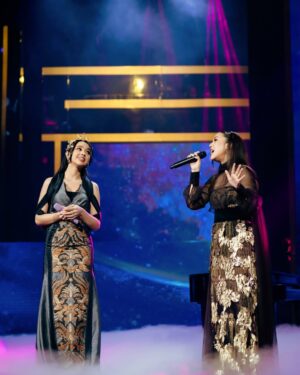 Lyodra Instagram - Angin sampaikan rindu.. apa yg kalian lakuin kalo rindu sm seseorang?

In @intanavantie.inav // @byansoe 
Headpiece @rinaldyyunardi 
Styled by @wanda_haraa