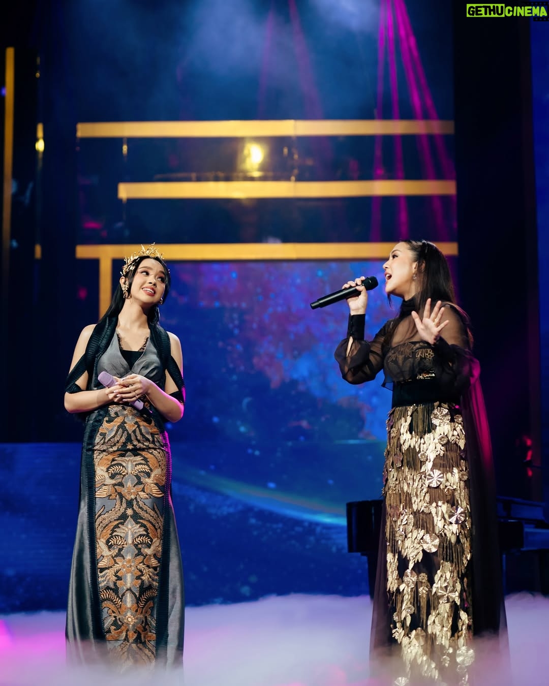 Lyodra - 241.7K Likes - Angin sampaikan rindu.. apa yg kalian lakuin kalo rindu sm seseorang?
In @intanavantie.inav // @byansoe
Headpiece @rinaldyyunardi
Styled by @wanda_haraa