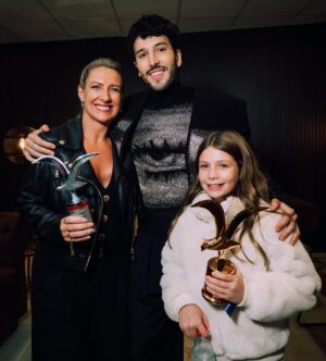 Macarena Tondreau Instagram - La carita de felicidad de la Ce al ver a uno de sus ídolos triunfar una vez más, es impagable.
Fue un show increíble…entregando toda su energía y amor sobre el escenario de la Quinta Vergara. Después de esperar varios días para poder estar junto a su público. Gracias por tu profesionalismo y cariño de siempre @sebastianyatra 
Te queremos mucho